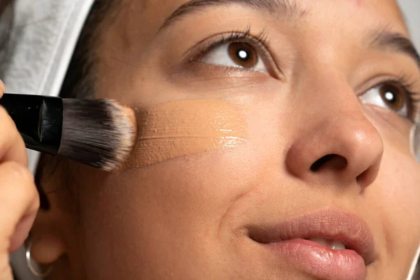 Jovem Etnia Mulher Applyes Líquido Fundição Seu Rosto Com Maquiagem — Fotografia de Stock