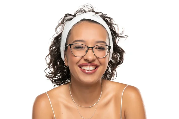 Joven Mujer Sonriente Piel Oscura Con Maquillaje Diadema Gafas Posando — Foto de Stock