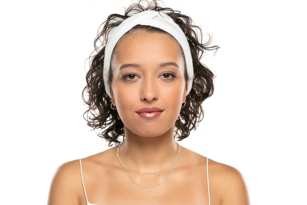 Jovem Mulher Pele Escura Com Maquiagem Headband Posando Fundo Estúdio — Fotografia de Stock