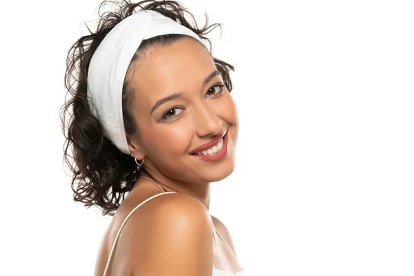 Joven Mujer Sonriente Piel Oscura Con Maquillaje Posando Sobre Fondo — Foto de Stock