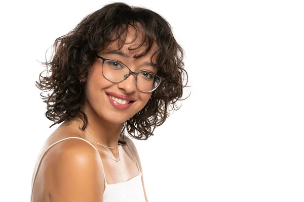 Joven Mujer Sonriente Piel Oscura Con Maquillaje Gafas Cabello Ondulado — Foto de Stock