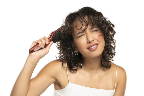 Young Dark Skinned Woman Makeup Has Problem Combing Her Wavy — Stock Photo, Image