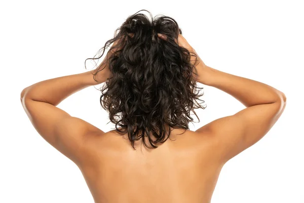 Задний Вид Фото Женщины Касающейся Кудрявые Темные Волнистые Волосы Белом — стоковое фото