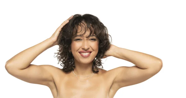 Frente Vista Cabeça Tiro Mulher Sorridente Tocando Seu Cabelo Ondulado — Fotografia de Stock
