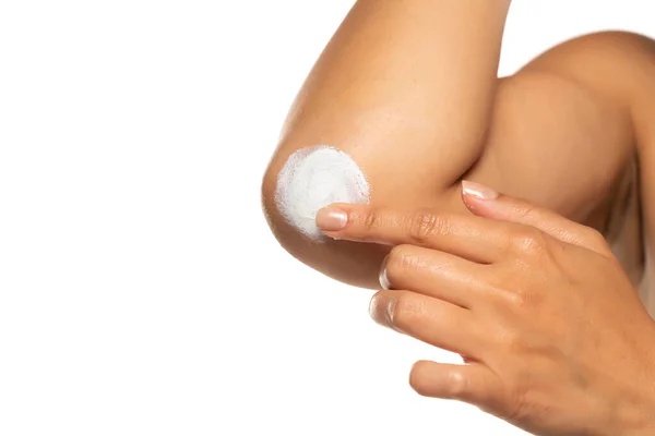 Primer Plano Una Mujer Cuida Sus Codos Usando Crema Cosmética —  Fotos de Stock