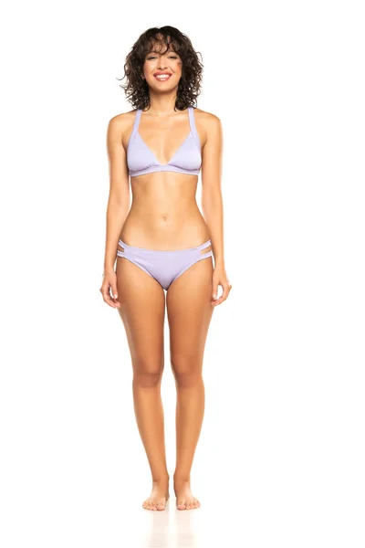 Joven Mujer Morena Exótica Sonriente Bikini Lila Posando Sobre Fondo — Foto de Stock