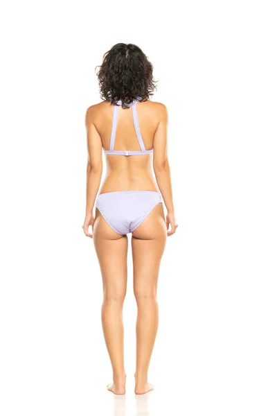 Mujer Morena Joven Bikini Lila Posando Sobre Fondo Blanco Estudio — Foto de Stock