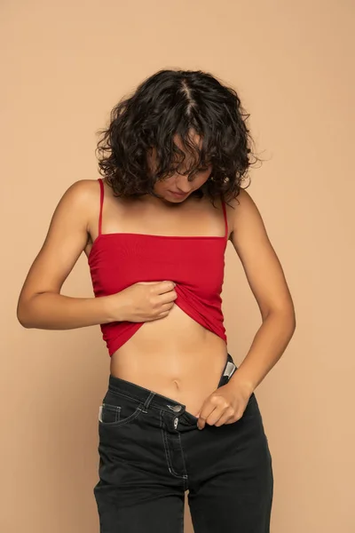 Joven Mujer Morena Feliz Exótica Camisa Roja Sin Mangas Jeans — Foto de Stock