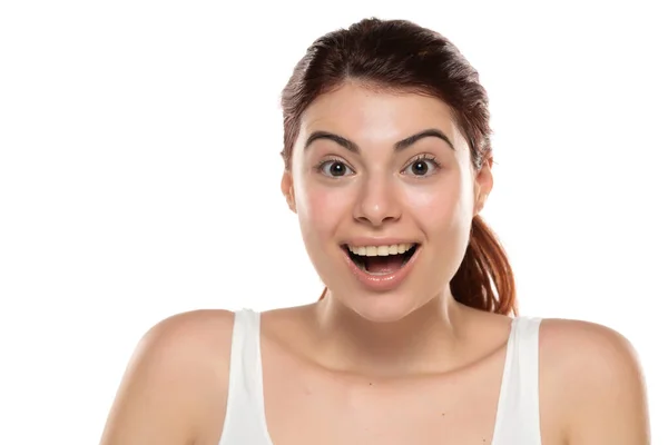 Uma Jovem Mulher Ruiva Feliz Sem Maquiagem Com Cabelos Longos — Fotografia de Stock