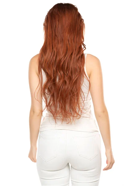 Beyaz Stüdyo Arka Planında Kızıl Saçlı Uzun Kızıl Saçlı Bir — Stok fotoğraf