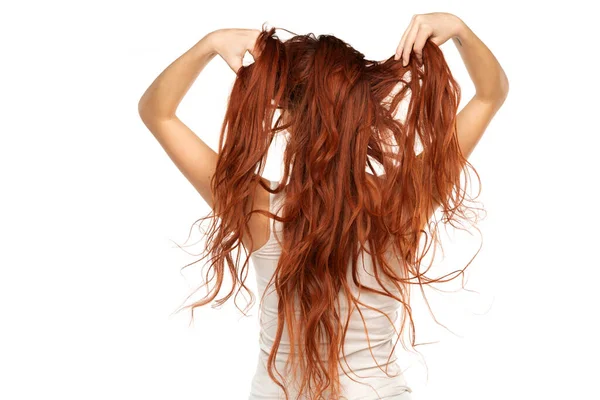 Πίσω Όψη Της Κοκκινομάλλας Μακριά Κυματιστά Μαλλιά Λευκό Φόντο Στούντιο — Φωτογραφία Αρχείου