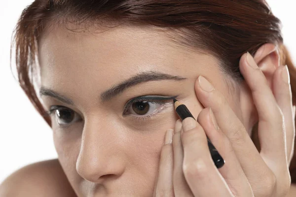 Kvinna Applicera Kosmetisk Penna Ögat Närbild — Stockfoto