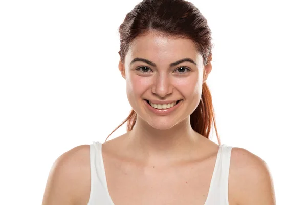 Młoda Szczęśliwa Ruda Kobieta Bez Makijażu Długimi Włosami Białym Tle — Zdjęcie stockowe