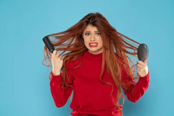 Nervous Young Redhead Woman Brush Stuck Her Messy Hair Blue — Stock Photo, Image