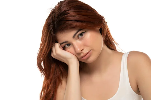 在白色摄影棚背景下的忧郁红头发年轻女子的画像 — 图库照片