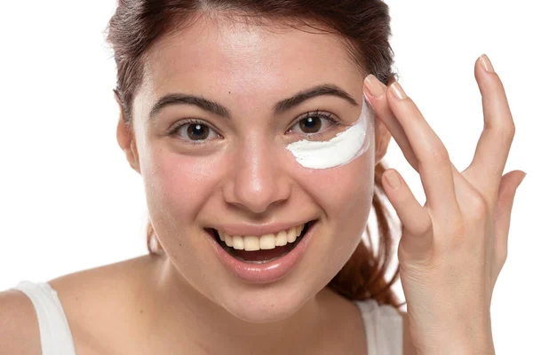 Bellezza Giovane Donna Rossa Sorridente Applicare Crema Cosmetica Sotto Occhio — Foto Stock