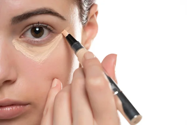 Mujer Aplicando Corrector Sobre Piel Fresca Impecable Haciendo Maquillaje Chica —  Fotos de Stock