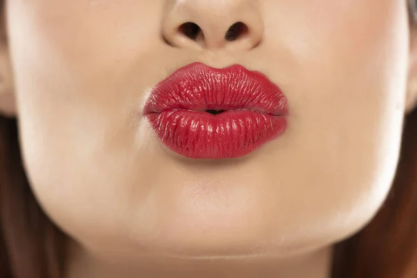 Close Foto Van Een Mooie Sexy Rode Lippen Geven Kus — Stockfoto