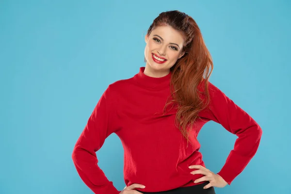 Kırmızı Bluz Içinde Mutlu Bir Şekilde Gülümseyen Kızıl Saçlı Neşeli — Stok fotoğraf