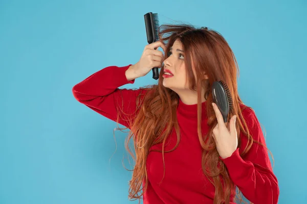 Gugup Wanita Berambut Merah Muda Dengan Sikat Terjebak Rambut Berantakan — Stok Foto
