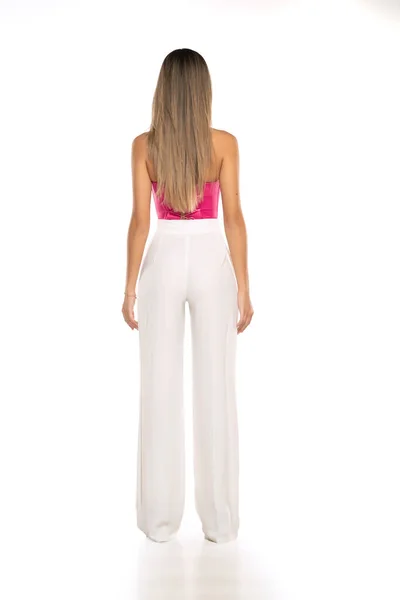 Vista Trasera Una Joven Mujer Moderna Pantalones Blancos Corsé Rosa — Foto de Stock