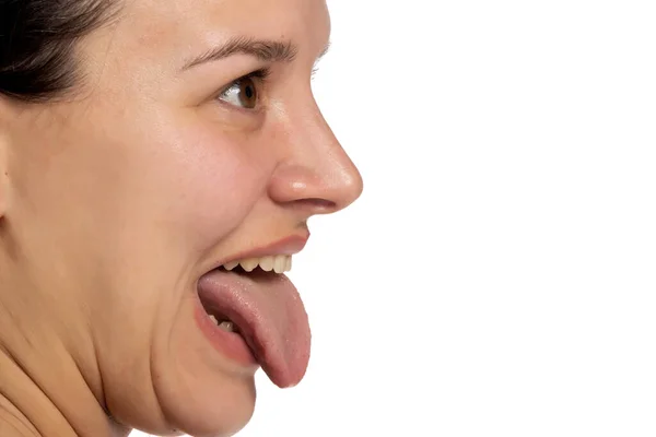 在一个白色的工作室背景上伸出舌头的女性肖像 — 图库照片