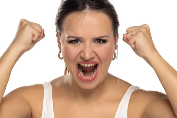 Nerwowa Kobieta Krzyczy Krzyk Białym Tle Studio — Zdjęcie stockowe