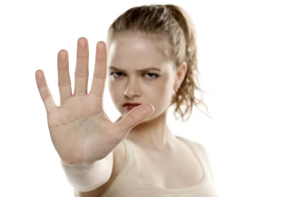 一个不快乐的女人用她的手在一个白色的工作室背景上做停止动作 — 图库照片