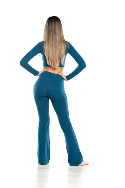 Jeune Femme Pieds Nus Moderne Pantalon Bleu Chemisier Posant Sur — Photo