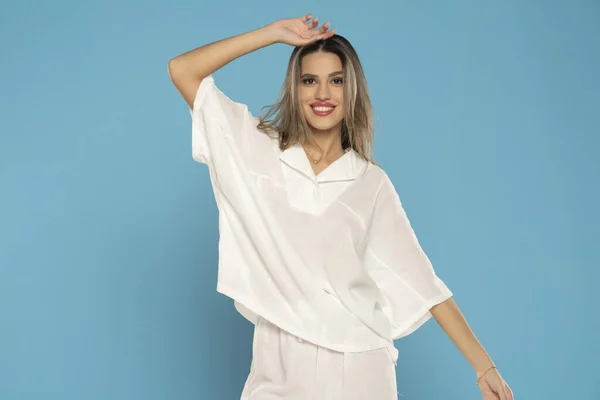 Joven Mujer Sonriente Moderna Pantalones Blancos Blusa Posando Sobre Fondo — Foto de Stock