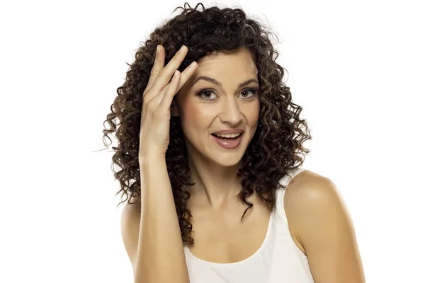 Portrét Záběr Krásné Mladé Ženy Model Kudrnaté Tmavé Vlasy Při — Stock fotografie