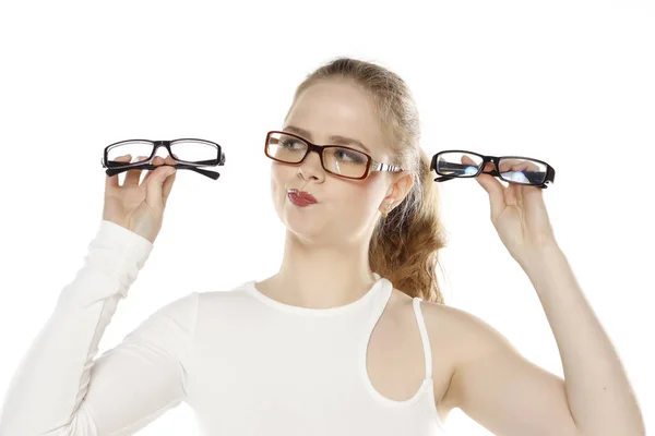 Genç Sarışın Bir Kadın Beyaz Stüdyo Arka Planında Yeni Gözlükleri — Stok fotoğraf