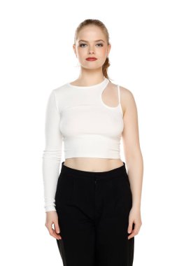 Beyaz stüdyo arka planında beyaz bluzlar ve pantolonlar içindeki genç sarışın kadın ön planda.