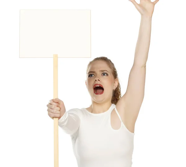 Νεαρή Ξανθιά Θυμωμένη Γυναίκα Κρατώντας Λευκή Πινακίδα Και Φωνάζοντας Στο — Φωτογραφία Αρχείου