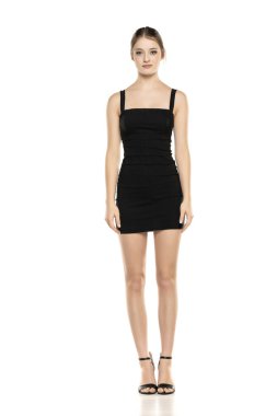 Yaz Şıklığı: Beyaz Stüdyo Arkaplanında Kısa Elbise ve Sandalet Giyen Genç Bir Kadının Uzun Portresi