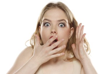 Beyaz stüdyo arka planında makyajı olmayan sarışın güzel bir kadının portresi.