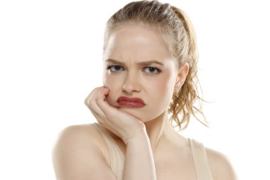 Beyaz stüdyo geçmişinde hoş olmayan bir sürpriz ve mutsuz sarışın kadın.