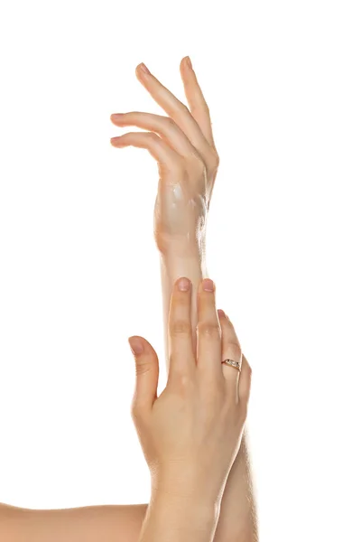 Обрезанный Снимок Женщины Наносящей Косметический Продукт Руки Белом Фоне Студии — стоковое фото