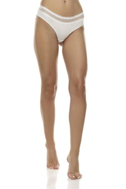 Beyaz stüdyo arka planında beyaz külotlar sergileniyor. Kadınlık, şehvet ve vücut pozitifliği, iç çamaşırı, güzellik endüstrisinde çeşitli temalar için uygun hale getiriyor..