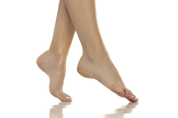 Zarif Kadınların Çıplak Ayakları Zarafetlerini Güzelliklerini Plana Çıkaran Bir Yan — Stok fotoğraf
