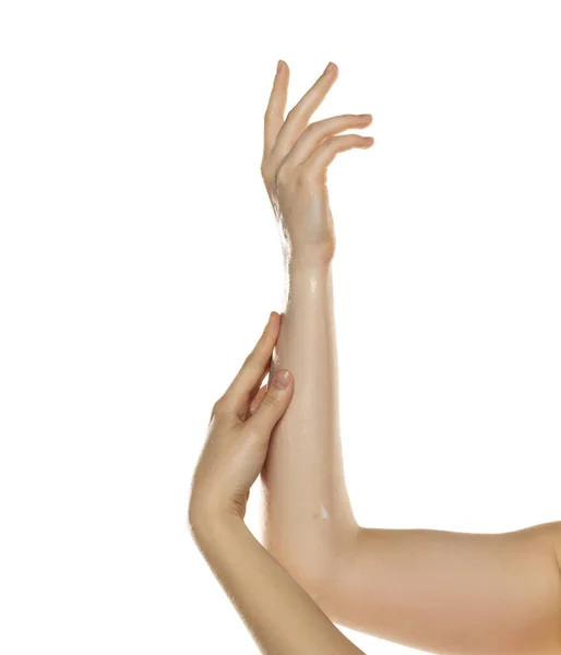 Tiro Recortado Mulher Aplicando Produto Cosmético Suas Mãos Fundo Estúdio — Fotografia de Stock