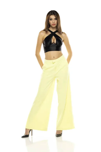 Modelka Pozowanie Czarnej Bluzce Żółte Luźne Spodnie Buty Wysokim Obcasie — Zdjęcie stockowe