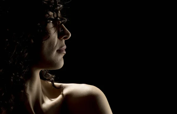 Karanlık Stüdyo Arkaplanındaki Şehvetli Profil Silueti Portresi — Stok fotoğraf