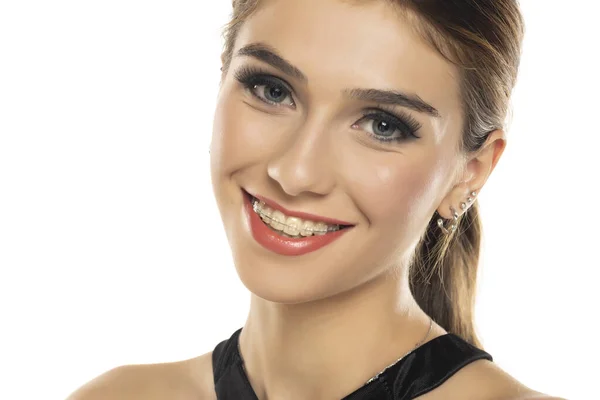 若い微笑む美しいブルネットの女性の顔 彼女の歯のブレース 歯科治療 — ストック写真