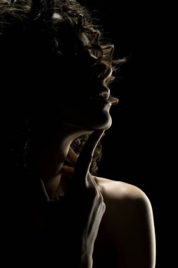 Karanlık Stüdyo Arkaplanındaki Şehvetli Profil Silueti Portresi