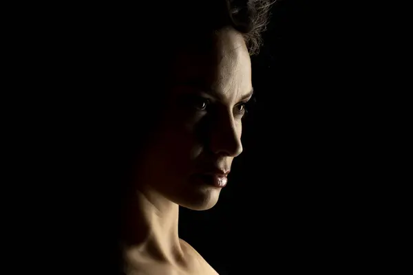 Karanlık Stüdyo Arkaplanındaki Şehvetli Profil Silueti Portresi — Stok fotoğraf