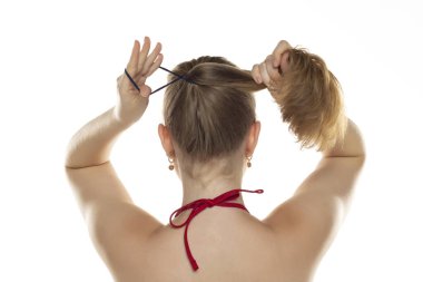 Beyaz stüdyo arka planında saçları at kuyruğu olan sarışın kadınların arka planı.