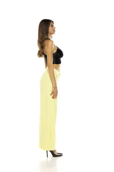 Modelka Pozująca Czarnej Bluzce Żółte Luźne Spodnie Buty Obcasie Widok — Zdjęcie stockowe