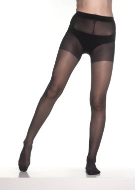 Beyaz stüdyo arka planında siyah naylon külotlu çorap giyen bir kadın. Ön görünüm