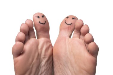 Üzerinde bir gülümseme olan kadın ayak parmaklarının yakın çekimi.